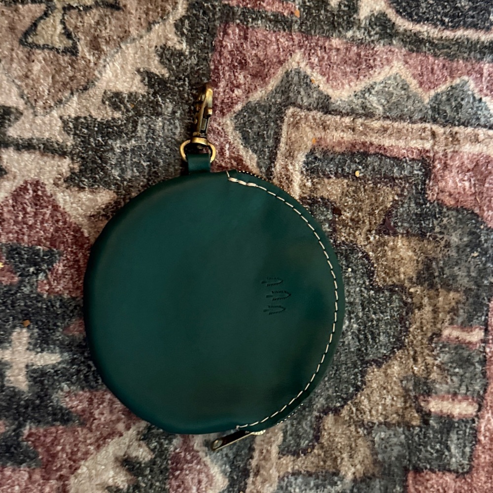 Portland, leather circle pouch in the color Peacock